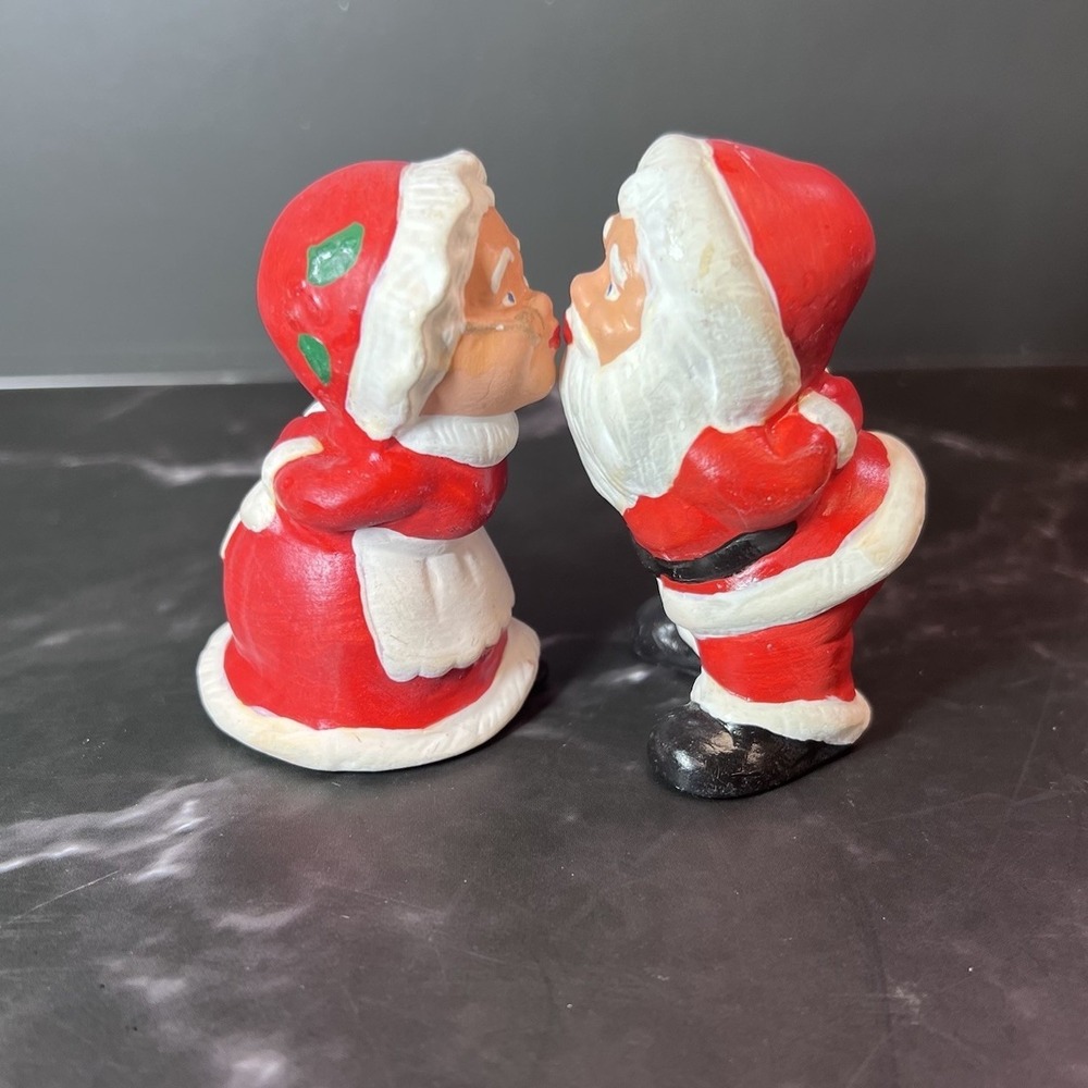 Vintage Kissing Santa & Mrs Claus Christmas 2" Miniature Decorative Figures Mini